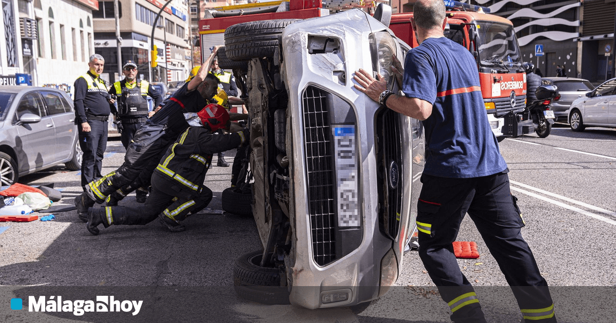 Heridos un hombre y una mujer al quedar atrapados en su coche tras un ...