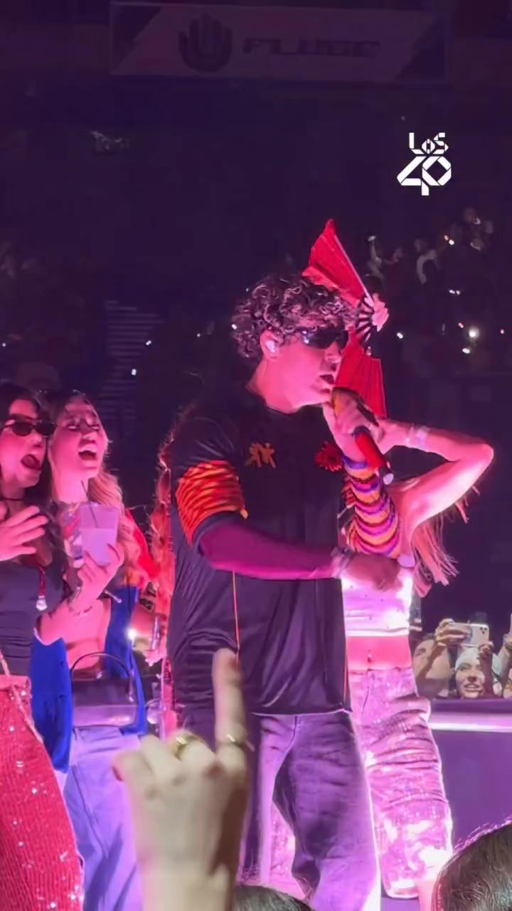 Artista expresa emociones intensas en vibrante performance vocal