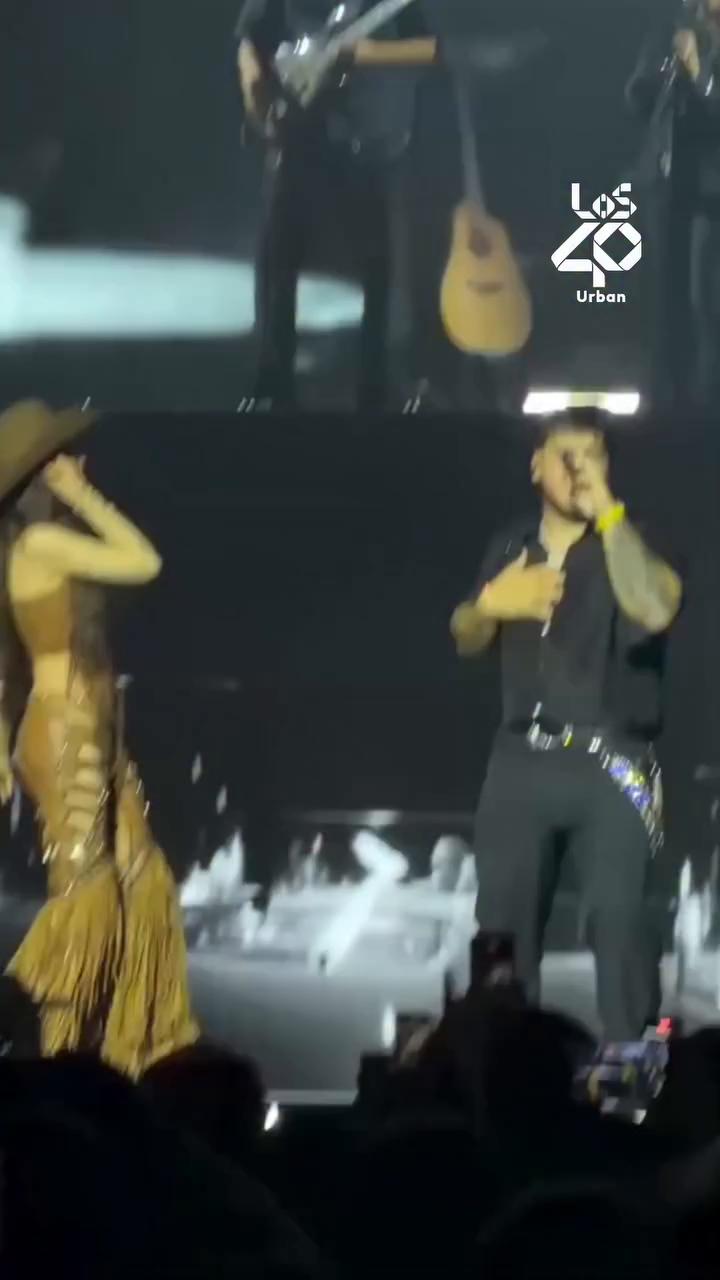 ¡@belindapop es la invitada sorpresa en el concierto de @grupofrontera!