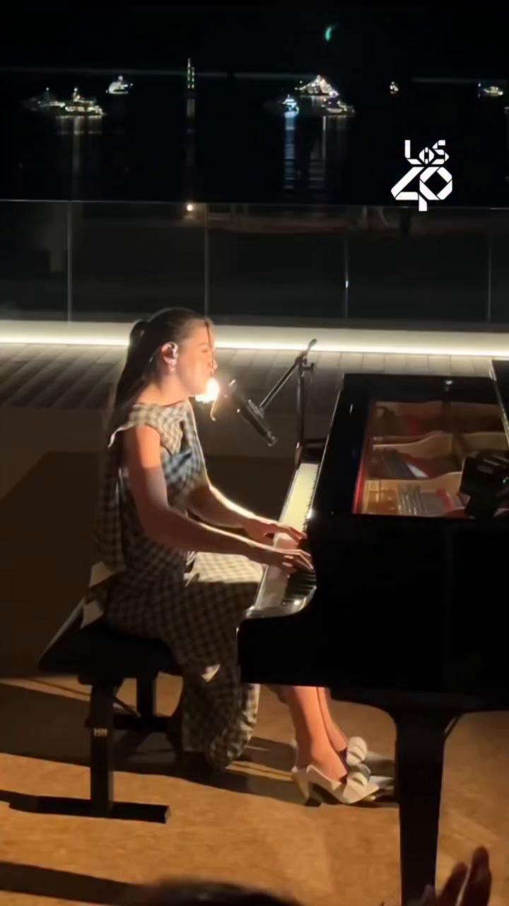 Amaya, la estrella española que busca conquistar Francia con su música