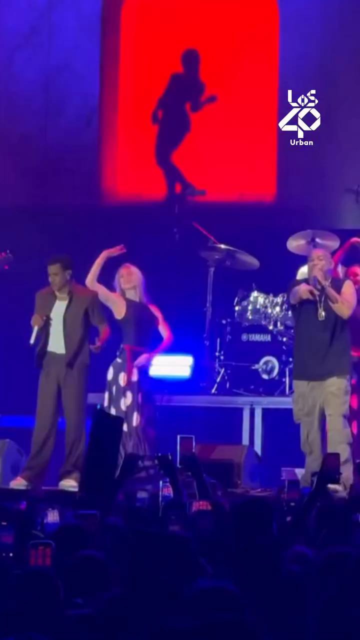 Bailando con fuerza la artista entrega su poder en escena