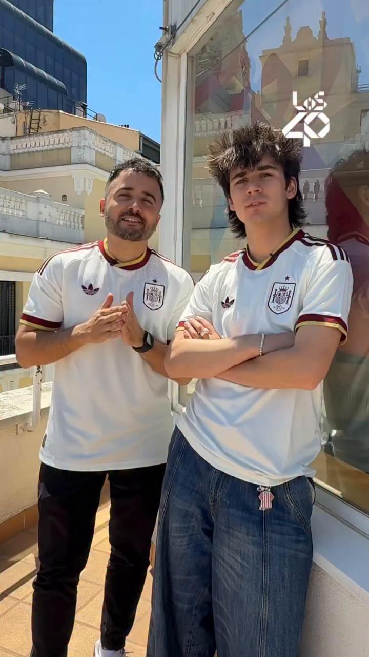 Del campo al escenario: futbolistas que triunfaron como cantantes