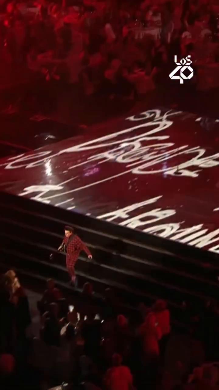 John Blunt rompió una mesa en los 40 Music Awards Santander durante su show