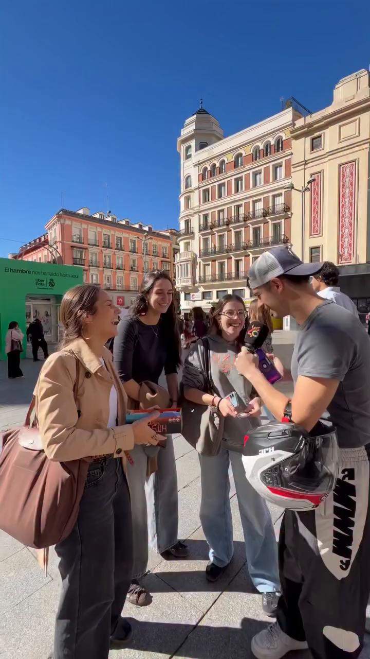 Jugadores adivinan años de éxitos con Hitster Los 40 en la calle