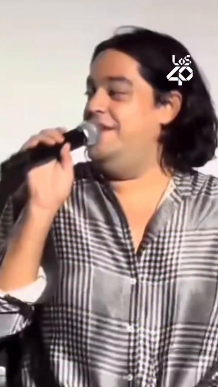 Cansada de entrevistas, la mujer estalla en un canto improvisado para divertirse