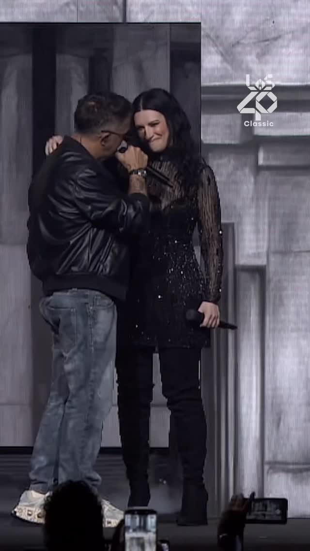 Laura Pausini sorprende con esta actuación junto al gran Alejandro Sanz.