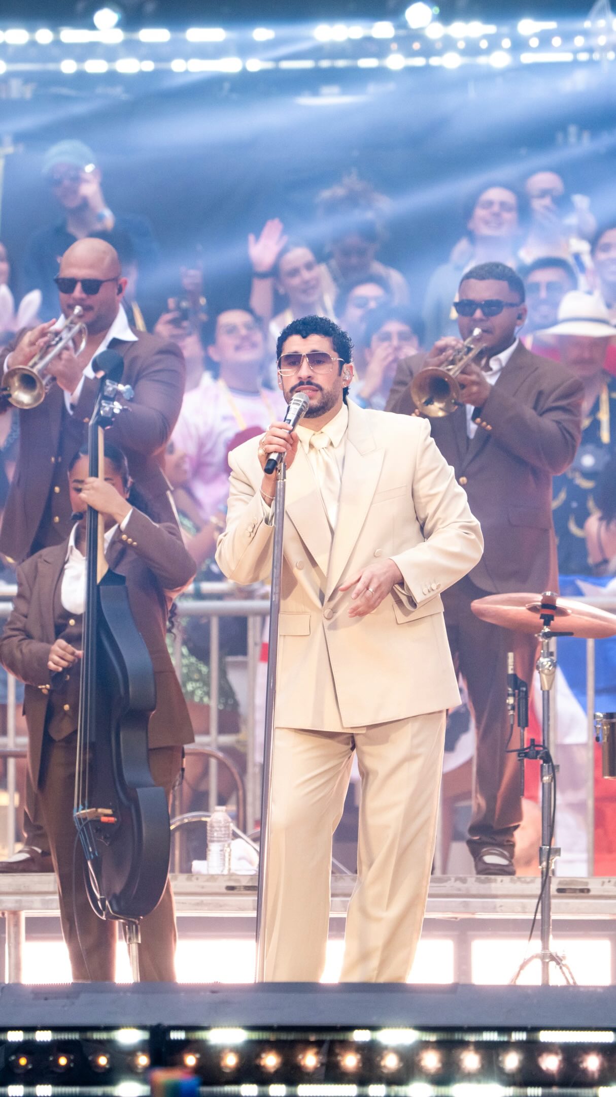 Música introduce el enigmático término A-ZHUG en breve clip
