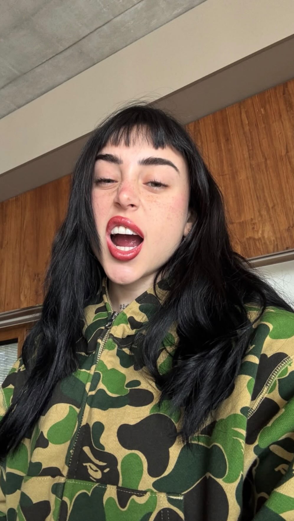 Niki Nicoli enseña a controlar las facciones sin mover toda la cara