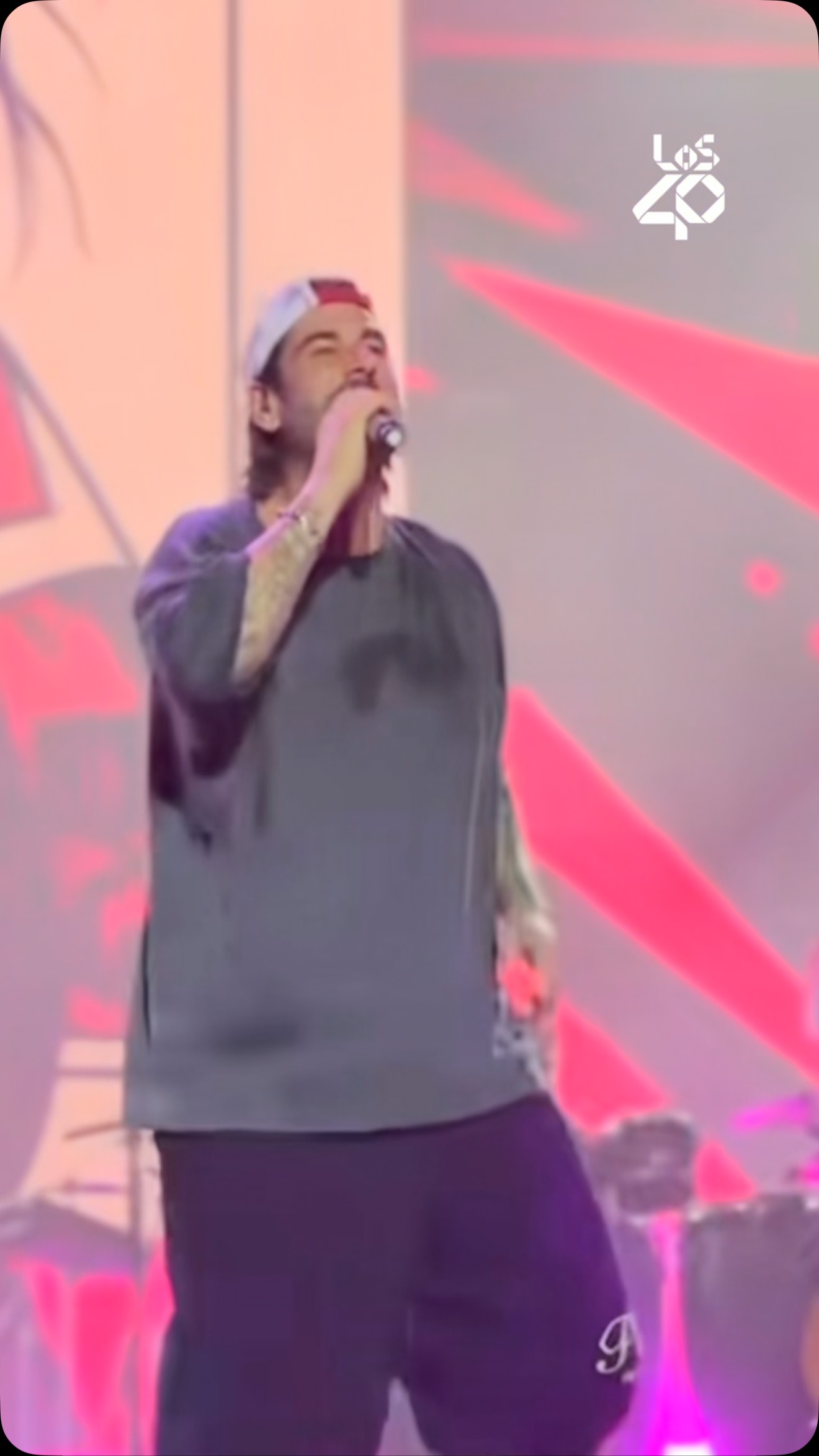 Melendi omite 'Lo que yo obedezco' en el arranque de su gira Pop Rock en Granada