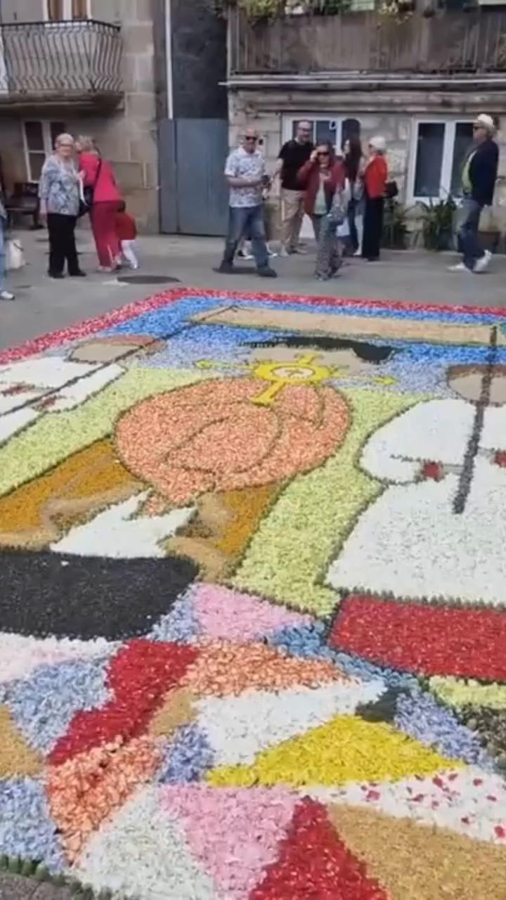 El video concluye con un triple agradecimiento del presentador