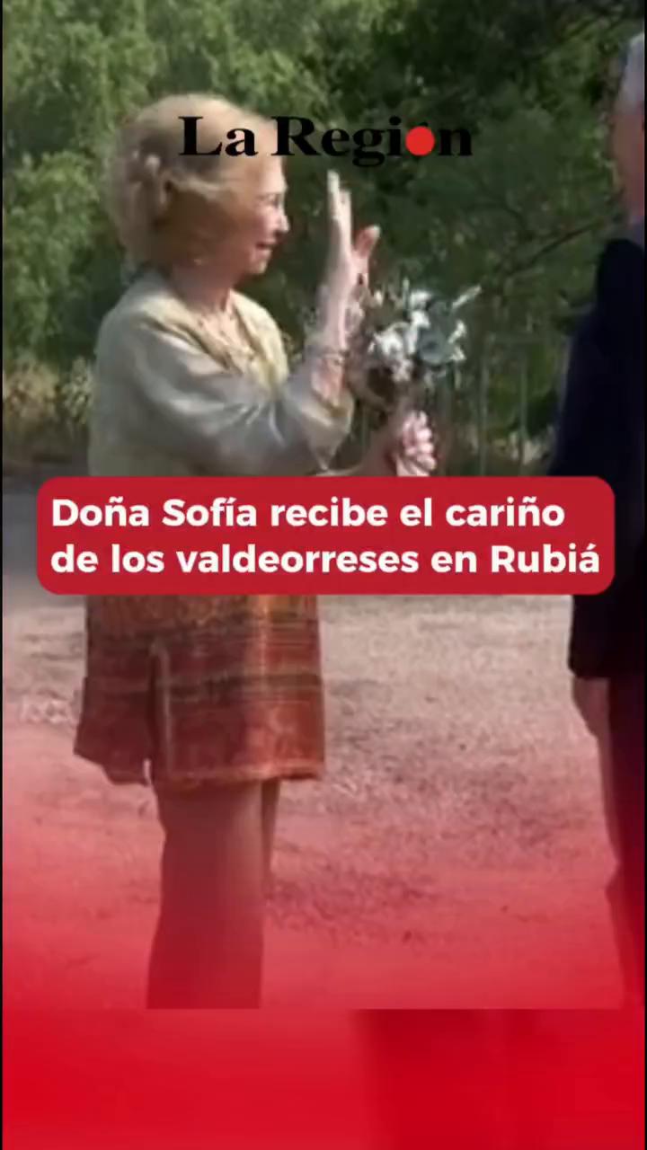 El orador agradece al público al concluir su intervención en el evento
