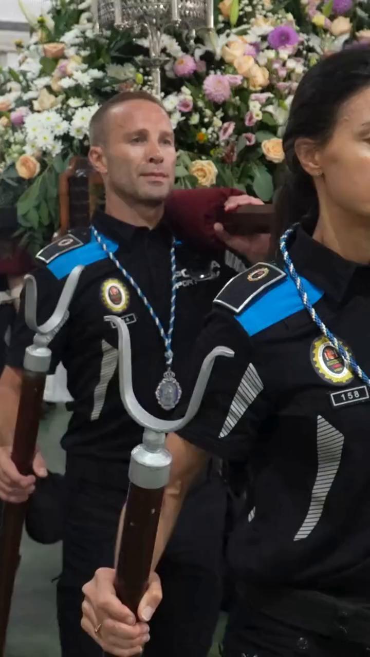 El presentador cierra el video con un doble agradecimiento al público