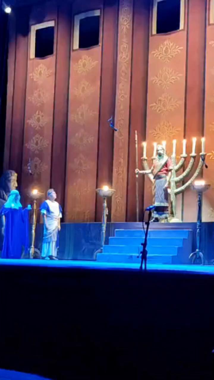 Testo ripetitivo e finale amen in un video cantato