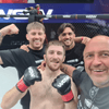 Brett Johns, expeleador de la UFC, pone su sello en WOW