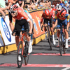 Ben Turner conquista la tercera etapa en un día marcado por las caidas