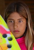Surfea Nazaré con 13 años