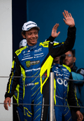 Valentino Rossi se baja del coche
