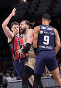 El Baskonia defiende su guarida pero el Barcelona toma el Buesa