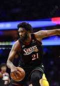Embiid sale a flote