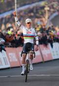 Van der Poel gana en Hoogerheide su segunda general de Copa del Mundo