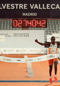 El heredero Kamworor homenajea a Vallecas e ilumina la fiesta de Nochevieja