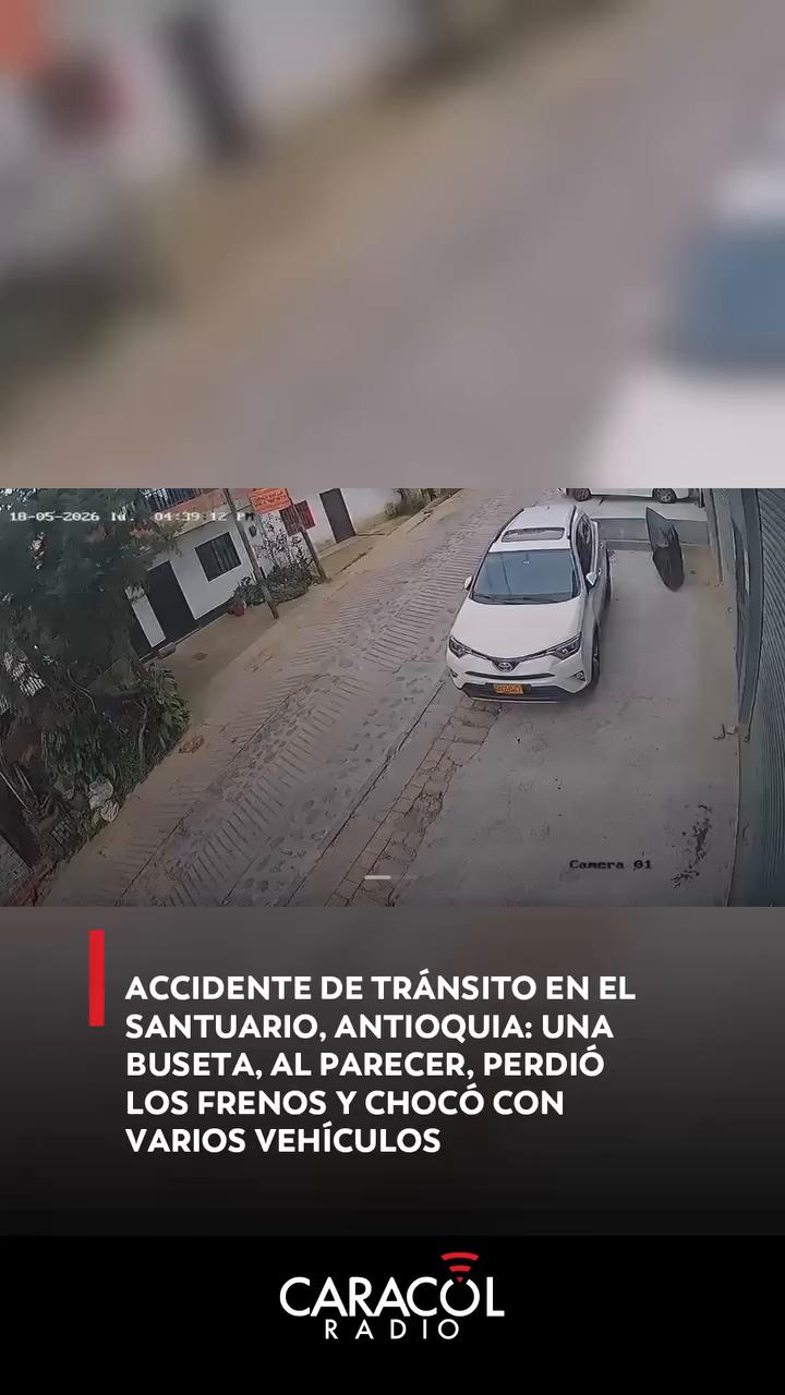 #EnRedes | El Santuario- Antioquia Un poco después de las 4 de la tarde, un accidente de tránsito en el área urbana del municipio de El Santuario, en el oriente de Antioquia, generó momentos de terror entre los habitantes al observar cómo una buseta arrollaba a cuatro vehículos.