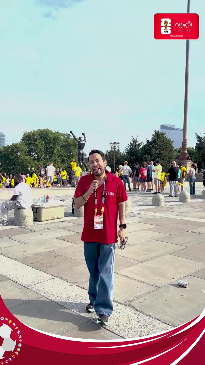 Ecuatorianos visitan la estatua de Rocky Balboa en Filadelfia y comparan con su selección