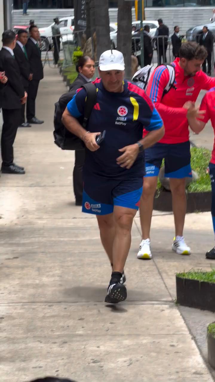 Néstor Lorenzo posa como fotógrafo ante pedidos de fans en Colombia