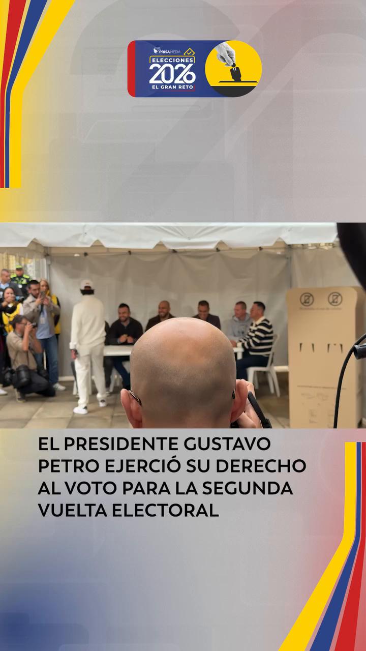 Votante entrega cédula y muestra su voto en el cubículo electoral