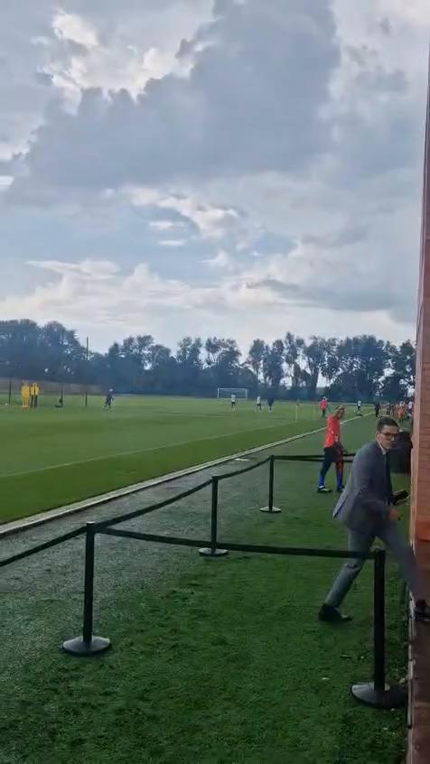 El equipo de Atlas abandona el entrenamiento por rayos en la sede deportiva
