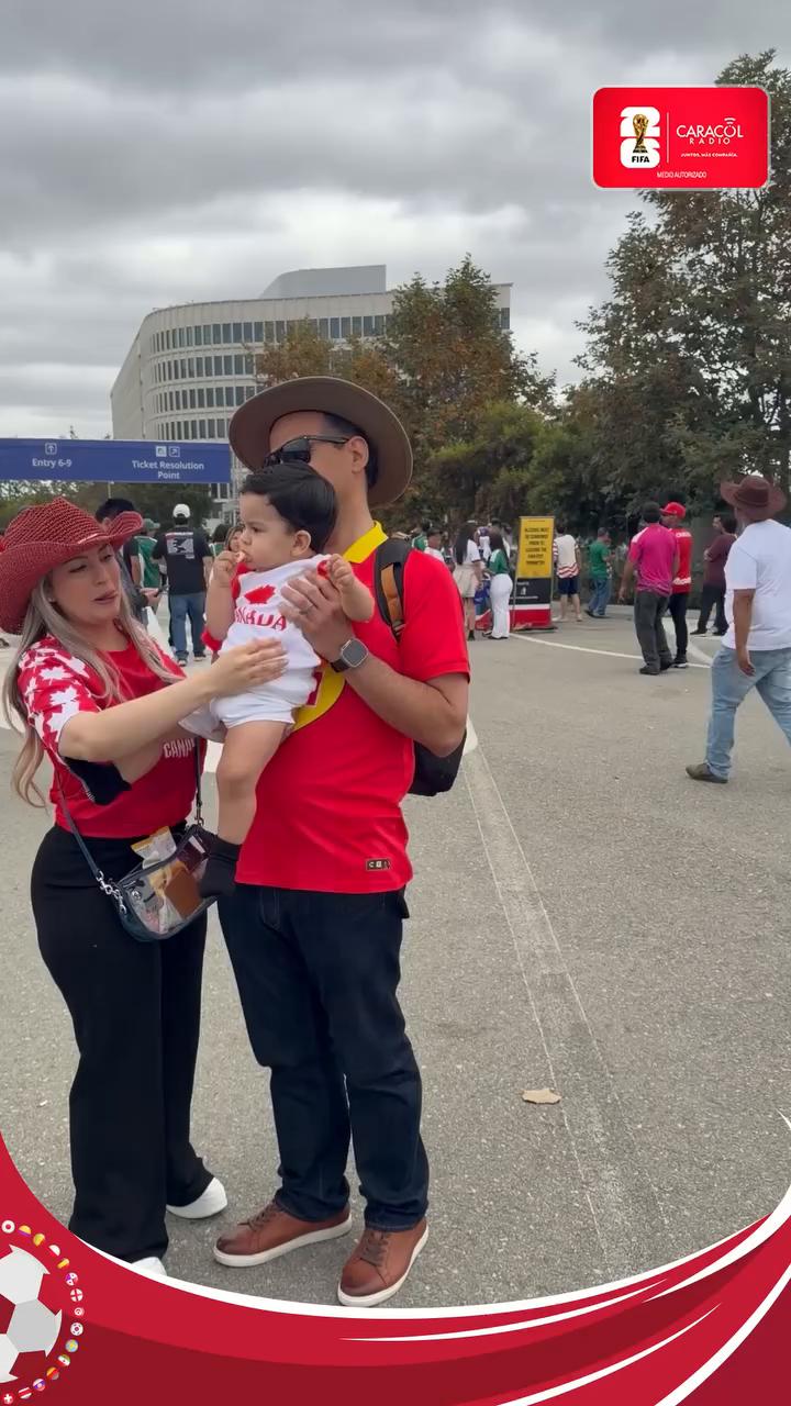 Crowd erupts with 'Go Canada' welcome upon arrival in Mexico