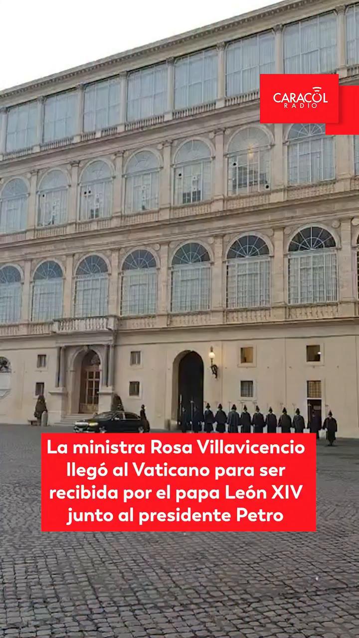 El presentador agradece repetidamente al público al finalizar el vídeo