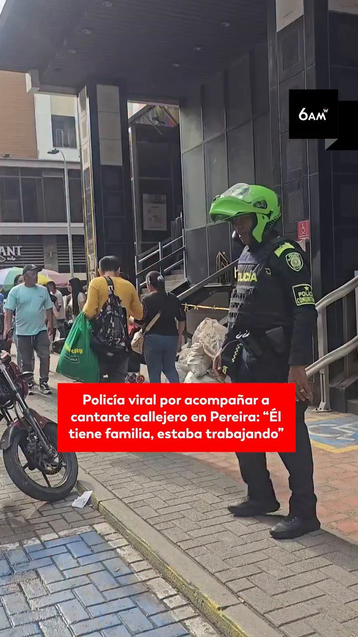 Subintendente canta con artista callejero y viraliza su ayuda en redes