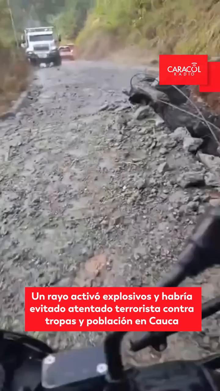 #ServicioInformativo | Un rayo habría activado uno de los explosivos improvisados que, según información preliminar, fueron instalados por integrantes de la estructura Jaime Martínez, al servicio de alias Iván Mordisco, en una vía terciaria de la vereda El Amparo, en Suárez, Cauca.