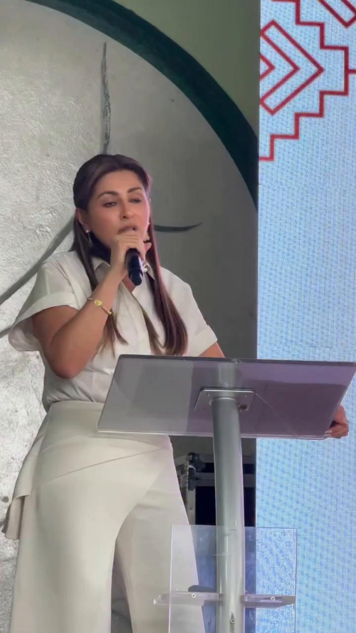 La Gobernadora del Tolima, Andrea Matiz, le pidió al Gobierno Nacional que ponga sus ojos en Ataco y el sur del Tolima y recibió una llamada directa del presidente de la República @abelardodlaespriella , quien le informó que se está organizando una intervención integral para atender la situación de orden público.