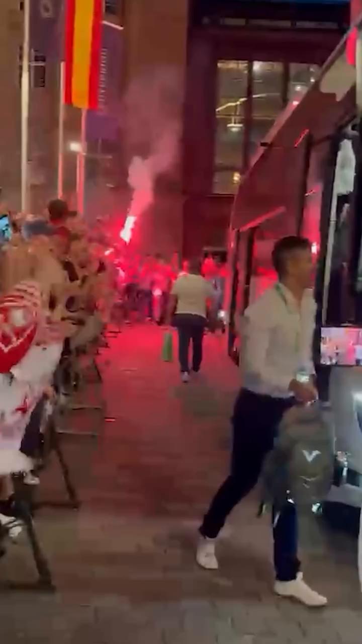 Aficionados del Rayo Vallecano corean 'Puto Rayo' y 'Si se puede' en el estadio