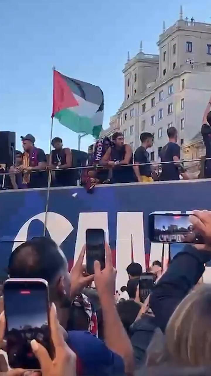 🇵🇸👀 Los jugadores del Barça sacan las banderas en la celebración de LaLiga: Lamine con la de Palestina y Lewandowski con la estelada 🔵🔴