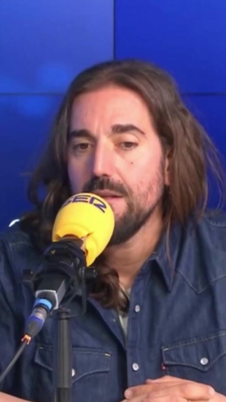 Andrés Suárez dedica una de las canciones de su último álbum a @el_nautico_de_san_vicente , un lugar que se ha convertido en cita obligada de los amantes de la música cada verano. El cantante recuerda que, como él, ese bar no siempre tuvo tanto éxito y arremete contra los 