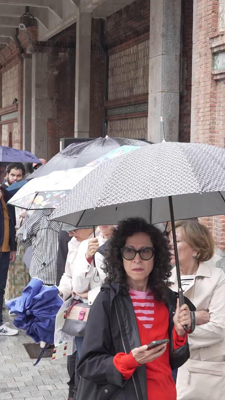 📰Así fue el programa especial desde Matadero Madrid por el 50 aniversario de @el_pais con los corresponsales, José María Pérez 'Peridis' dibujando caricaturas y algunas de las protagonistas clave en la historia del periódico.