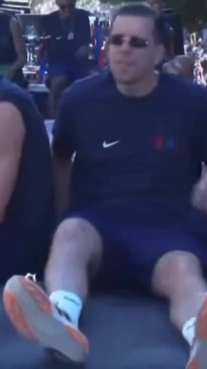 🚬🚌 Le tiran un paquete de tabaco a Szczęsny durante la rúa, lo abre, mira cuántos quedan y se lo guarda 🤣🤣