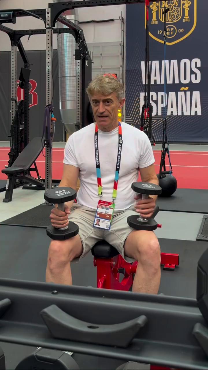 Luis de la Fuente lidera los entrenamientos en el gimnasio de la selección