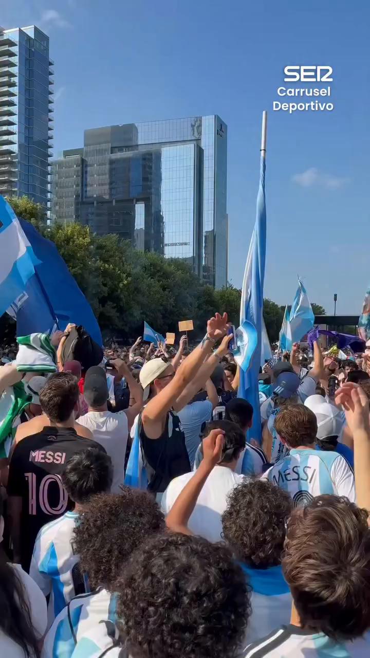 Miles de argentinos viajan a Dallas para el segundo partido del Mundial