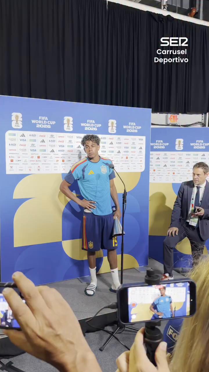Lamin, MVP del partido, recibe felicitaciones por la clasificación