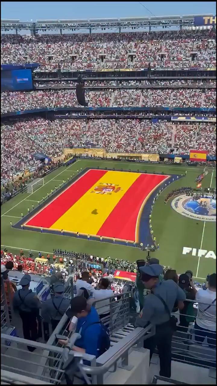 La palabra Amore se repite en bucle en este clip musical