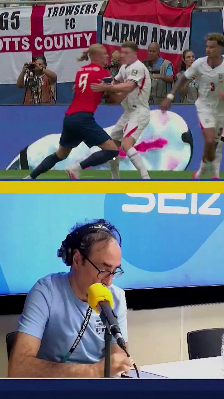 El VAR anula gol por bloqueo deliberado antes de que entre el balón en juego