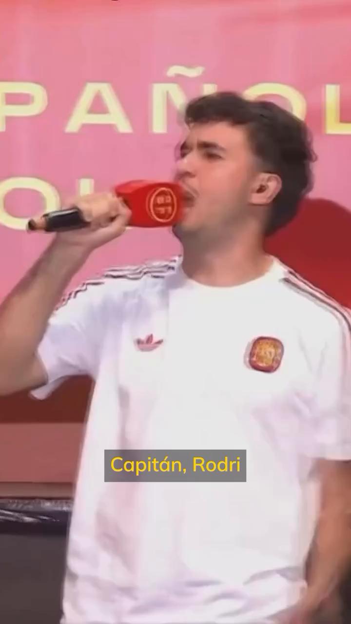 Rodri homenajea a Ferran Torres en la celebración de la Gran Victoria