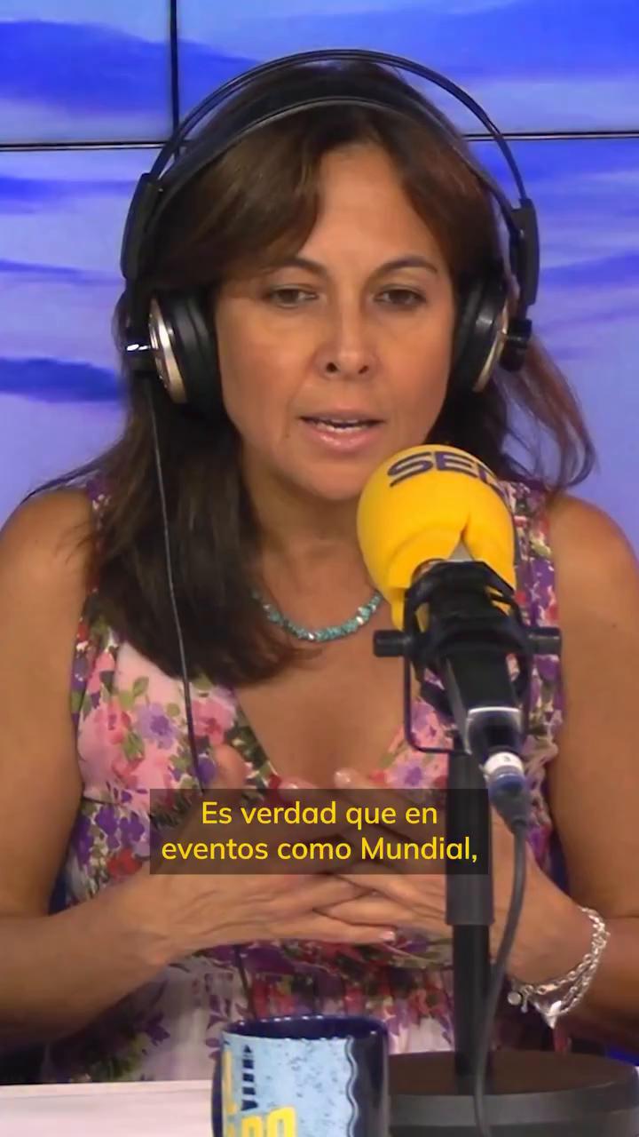 El complejo con la bandera de España divide a la izquierda desde la dictadura