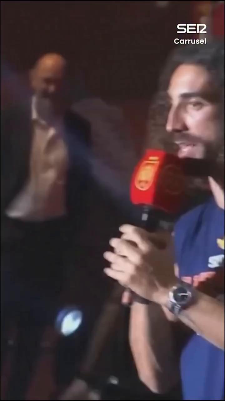 El artista invita al público a cantar 'Cucucucurella' en un emotivo momento en vivo