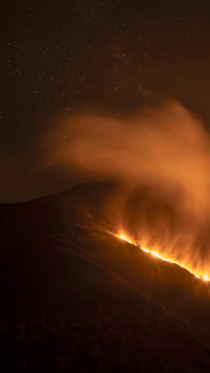 Bryce Lorenzo muestra el fuego activo en la Sierra de O Courel