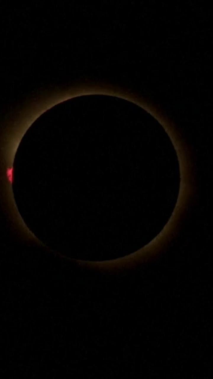 El eclipse solar desvela la corona y una protuberancia roja en plena oscuridad